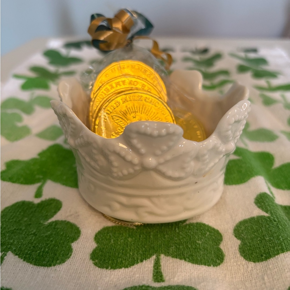 ☘️Elegant ivory ceramic bowl with decorative shamrock edges ☘️